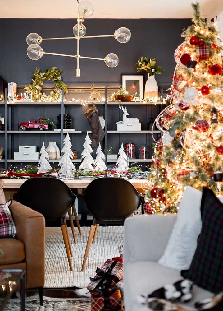 Mesa de Natal decorada com árvores brancas.
