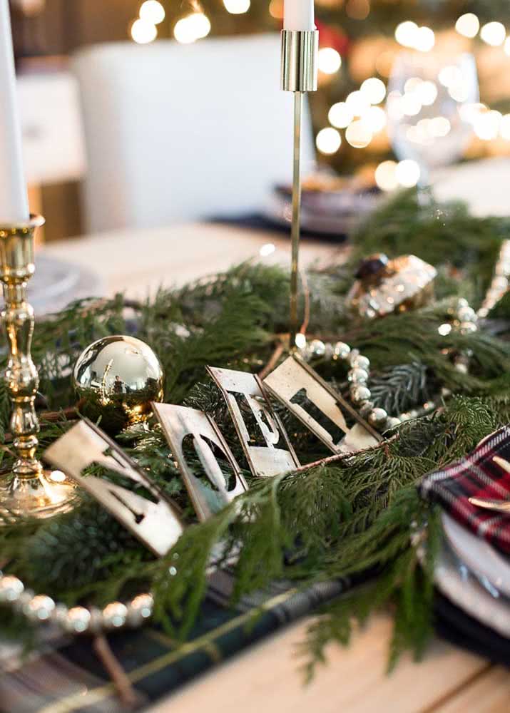 Decoração de mesa de Natal com detalhes dourados.