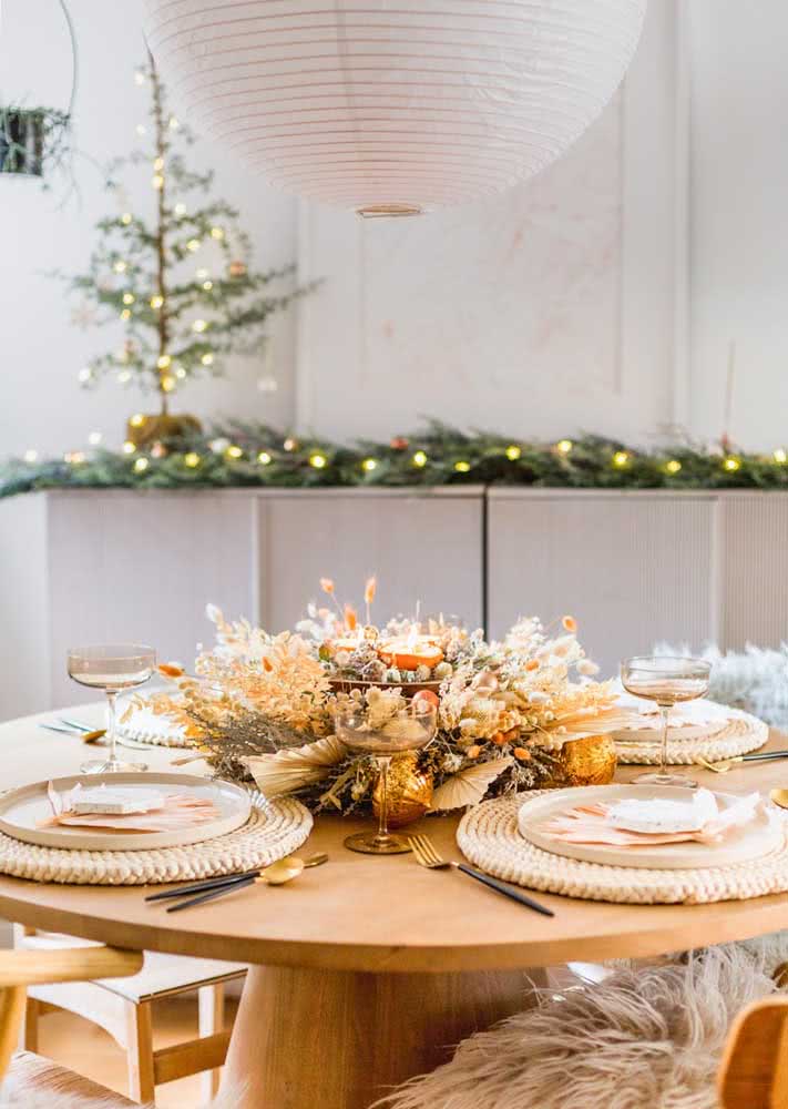 Mesa redonda, elegante e charmosa para um almoço de Natal incrível.