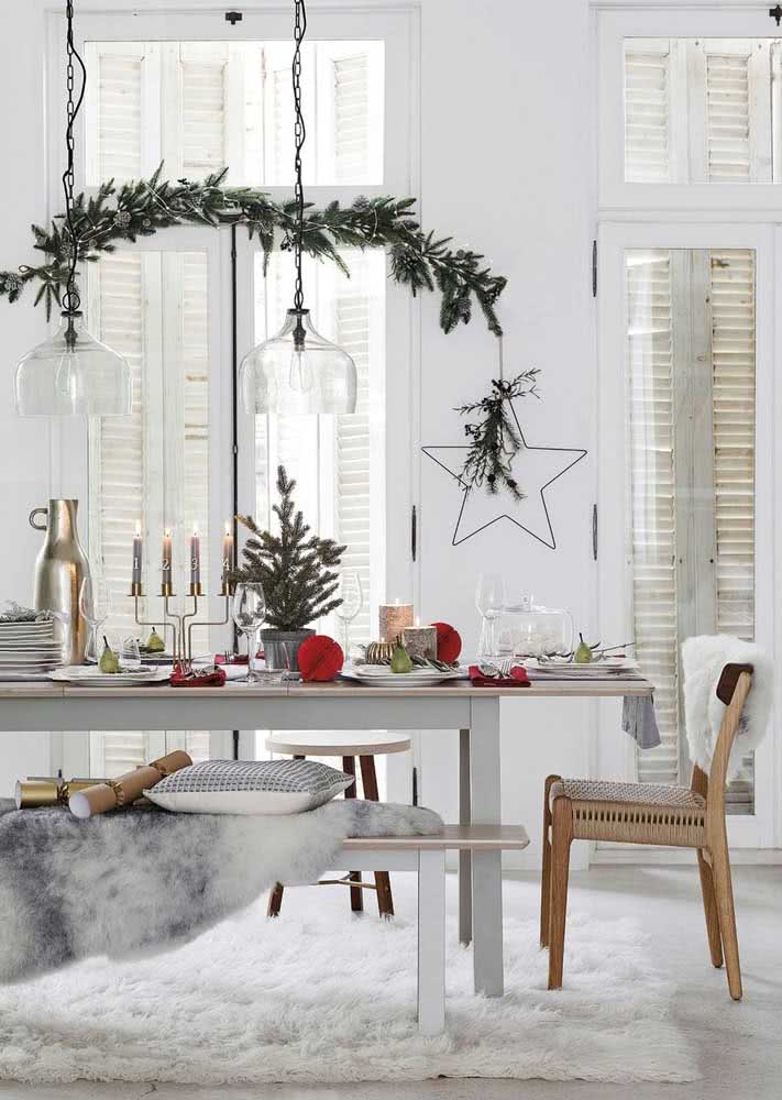 Decoração de mesa de Natal minimalista com metais na mesa e pequenas bolas colmeia na mesa.