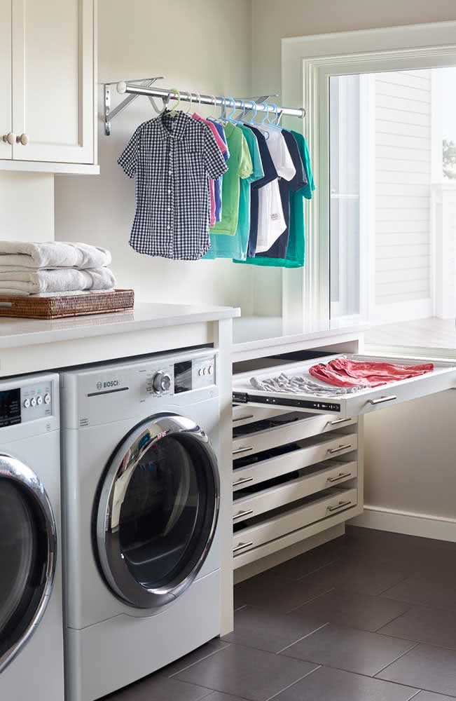Área de serviço planejada com espaço para secar e organizar as roupas limpas