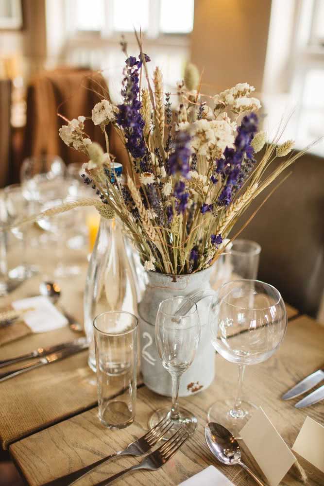 Vaso com flores secas para o centro de mesa