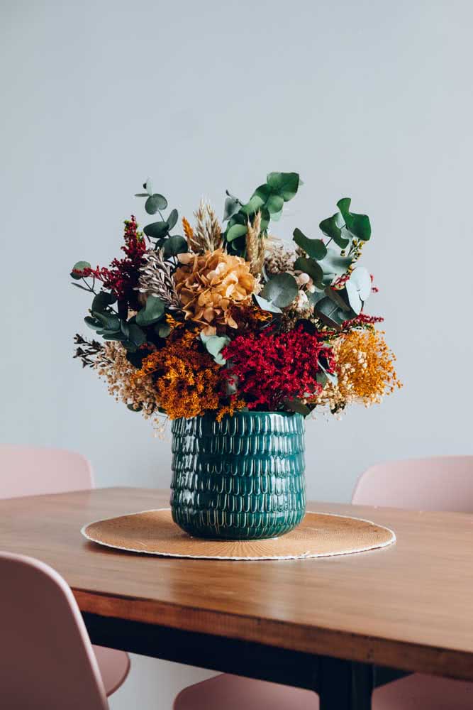 Use flores secas naturais para um arranjo permanente na mesa de jantar 