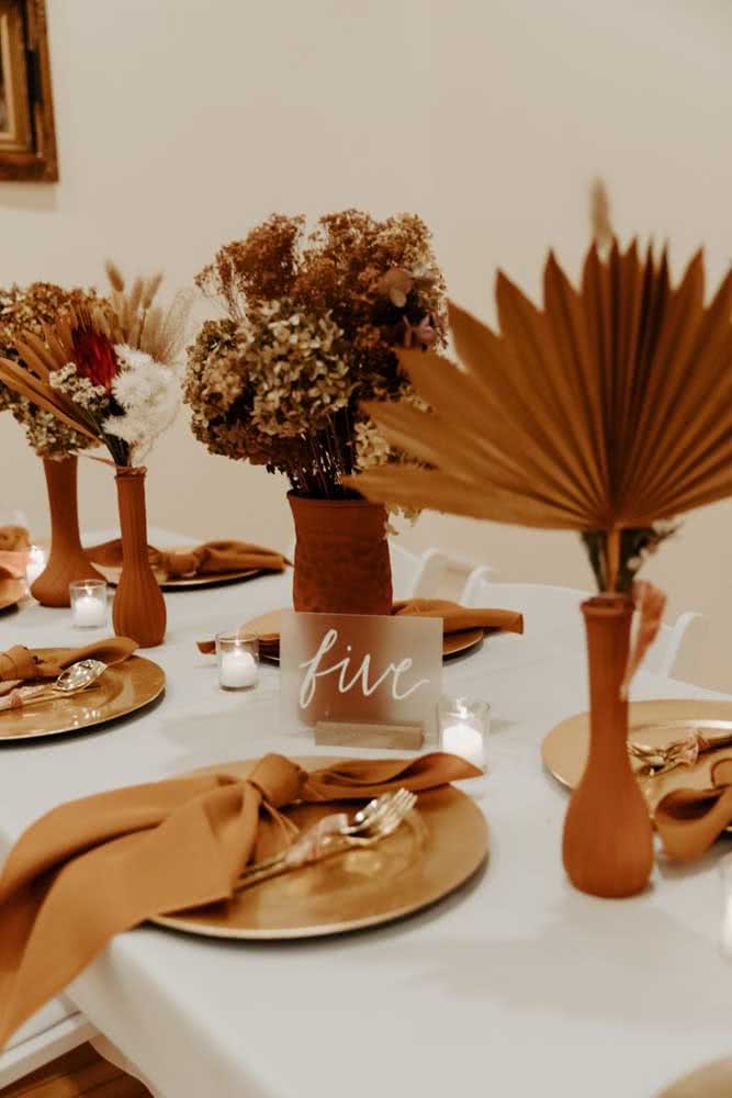 O charme rústico de uma mesa posta decorada com flores secas
