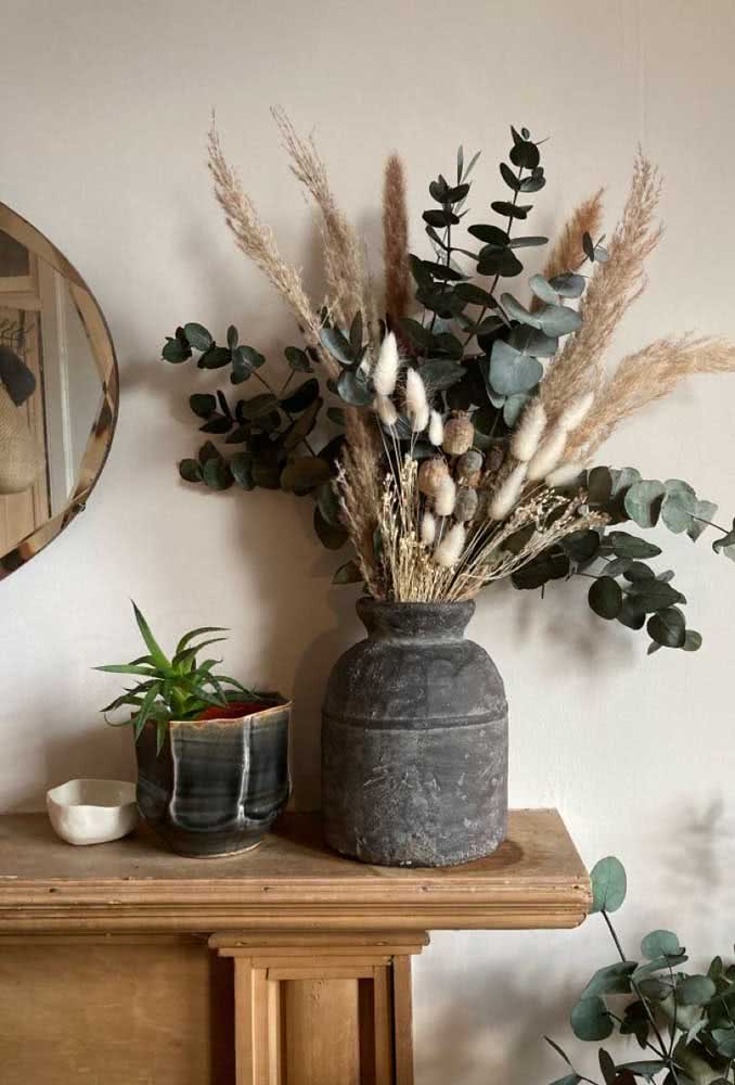 Vaso de pedra com flores secas: um contraste que vale a pena experimentar 