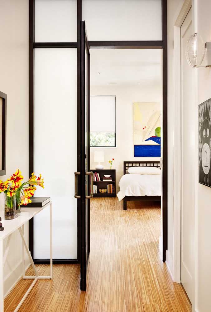 Moderna e sofisticada: a porta de vidro para quarto é perfeita para projetos que querem sair do comum