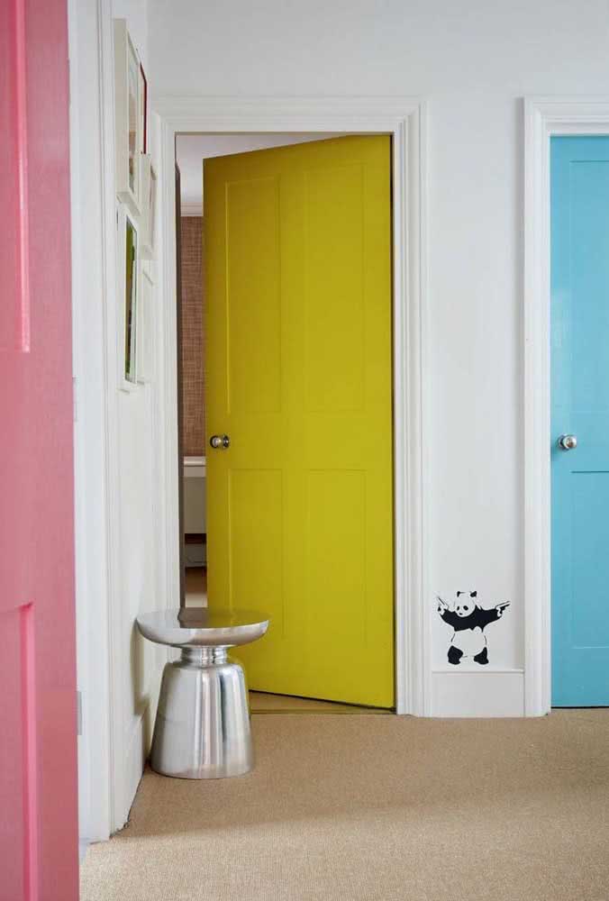 Porta de madeira para quarto em cores alegres e vibrantes
