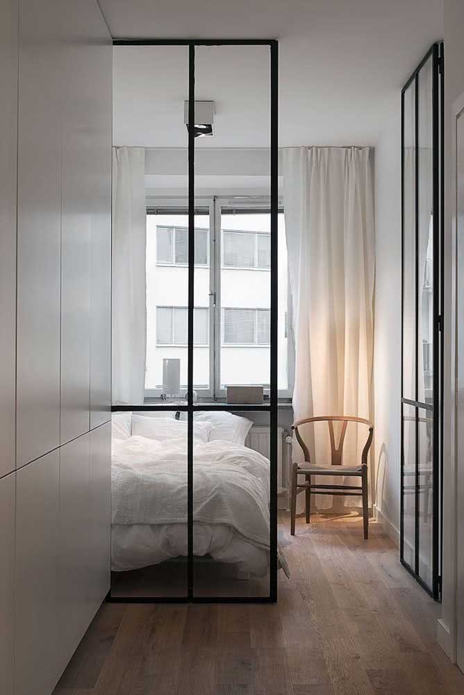 Porta de vidro de correr para o quarto super elegante e moderno. Destaque ainda para os frisos pretos