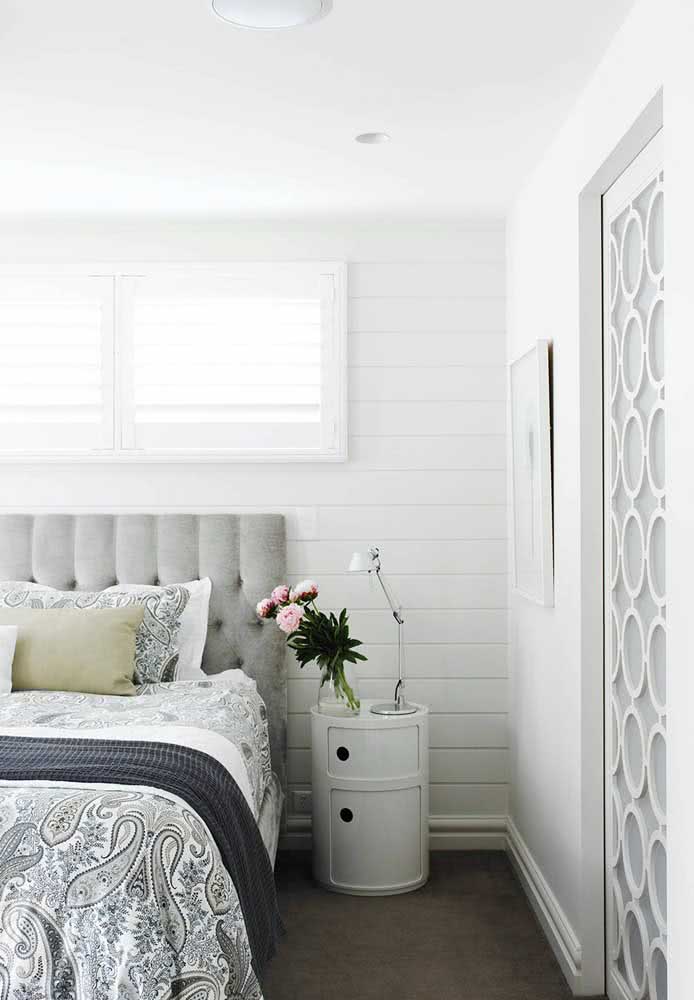 Porta para quarto pequeno na mesma cor das paredes para uniformizar a decoração