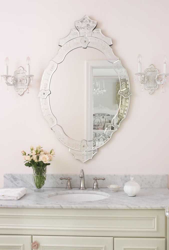 Espelho veneziano redondo e pequeno para adornar a bancada do banheiro clássico