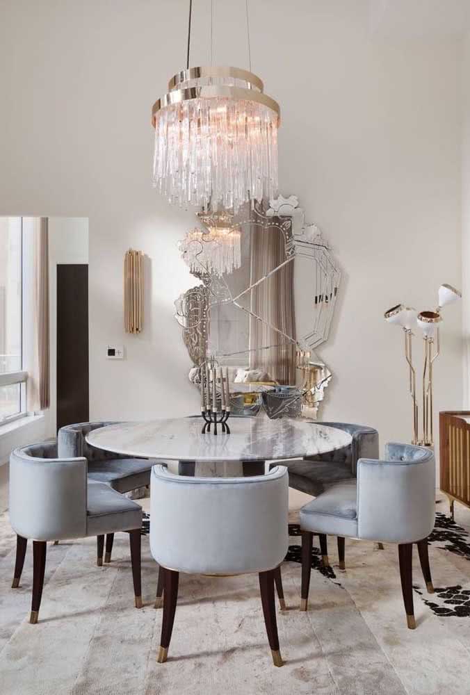 Talvez tudo o que a sua sala de jantar precisa é de um espelho veneziano e um lustre de cristal
