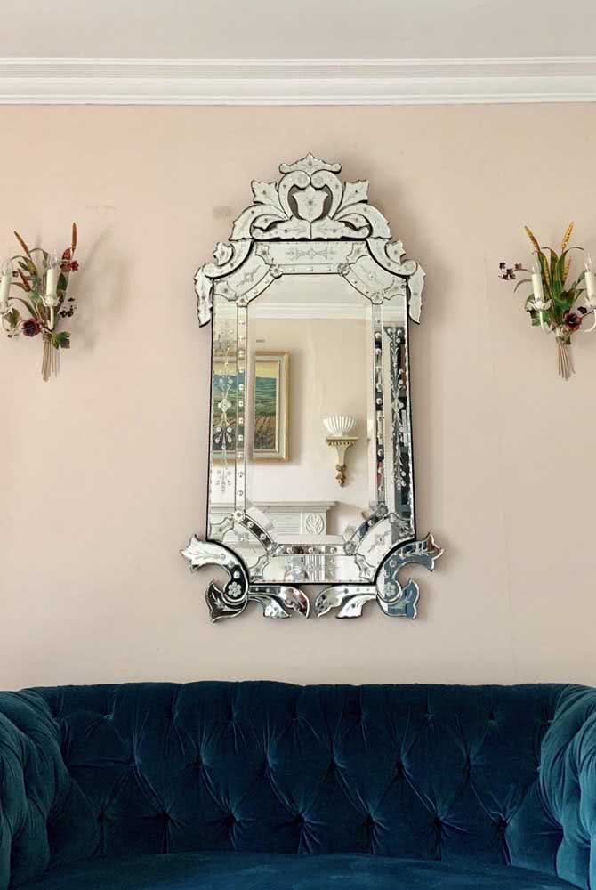 Ao invés de um quadro, coloque um espelho veneziano atrás do sofá 