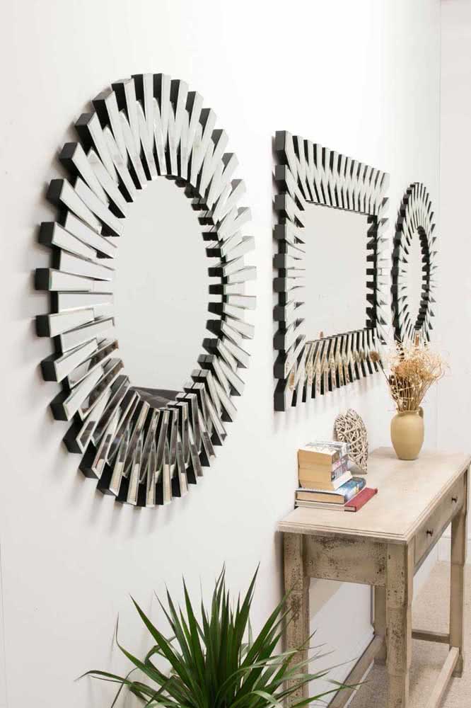 Detalhes modernos para o espelho veneziano que decora a sala de estar
