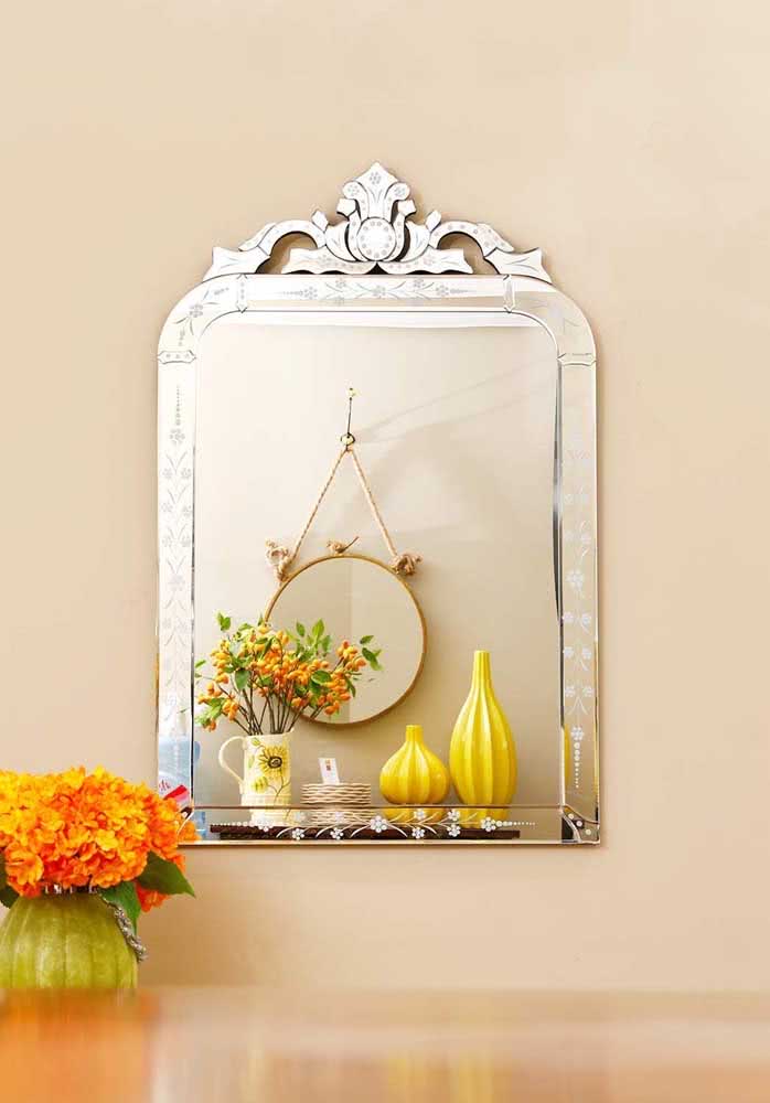 Olha que graça! Aqui, o espelho veneziano pequeno reflete o espelho adnet, outro modelo icônico de espelho