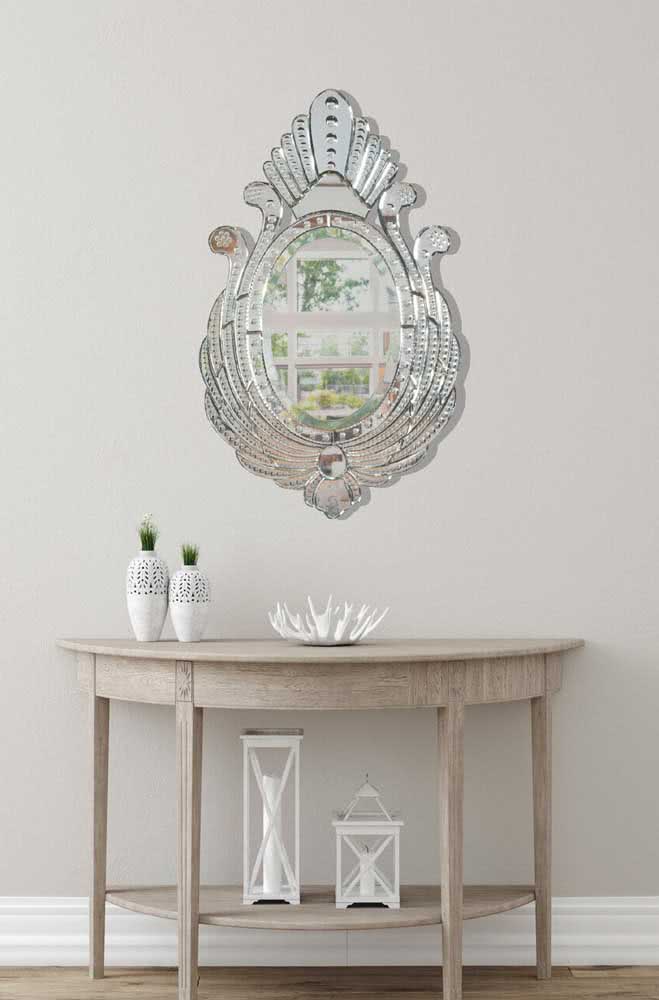 Até nas decorações mais minimalistas, o espelho veneziano cai como uma luva