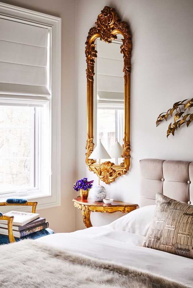 E o que acha de um espelho veneziano dourado do ladinho da cabeceira da cama?