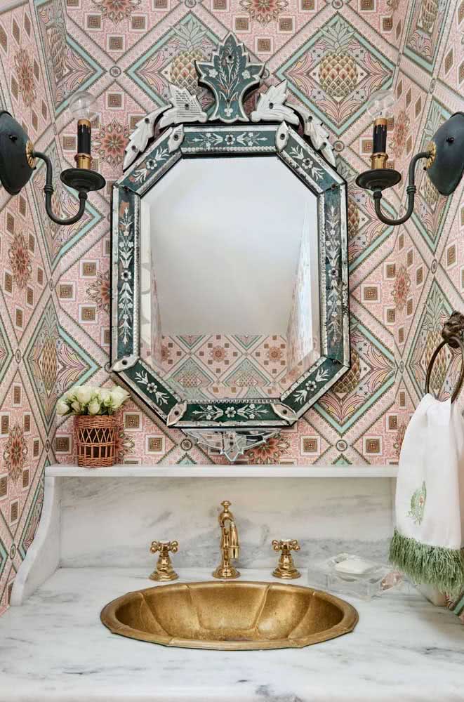 Sem conflitos, esse espelho veneziano conseguiu encontrar o seu lugar na decoração do banheiro pequeno