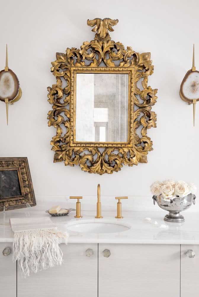 Torneiras douradas para fazer par com o espelho veneziano igualmente dourado