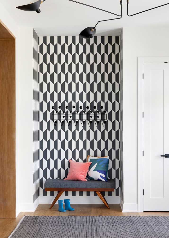 Hall de entrada simples com papel de parede. Um jeito simples de decorar esse pequeno ambiente da casa
