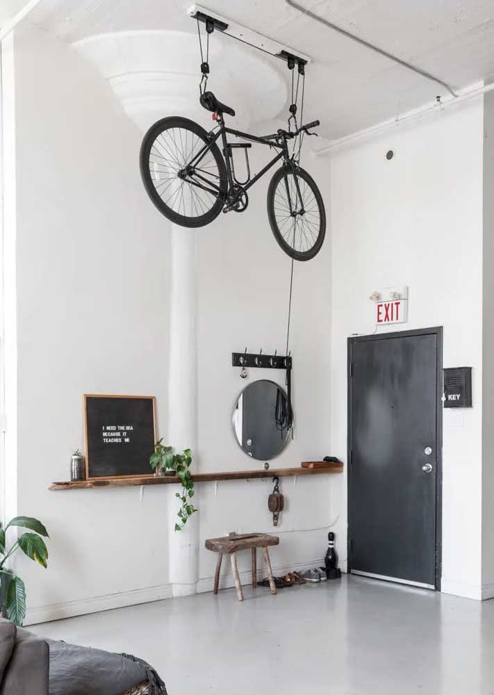 Quem disse que não tem espaço para a bicicleta no hall de entrada simples?