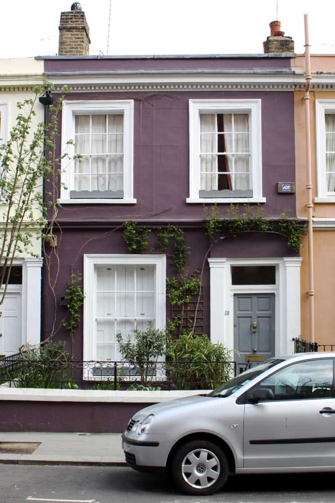 Valorize a fachada da casa antiga com uma cor viva e alegre