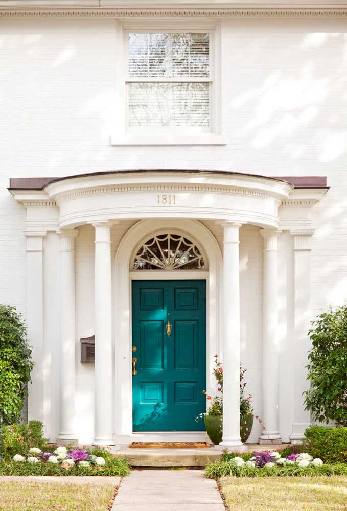 Anota essa ideia: fachada branca e porta azul