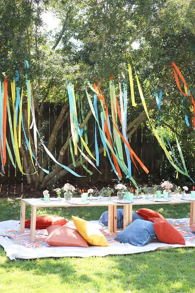 Fitas coloridas em festa do estilo piquenique ao ar livre.