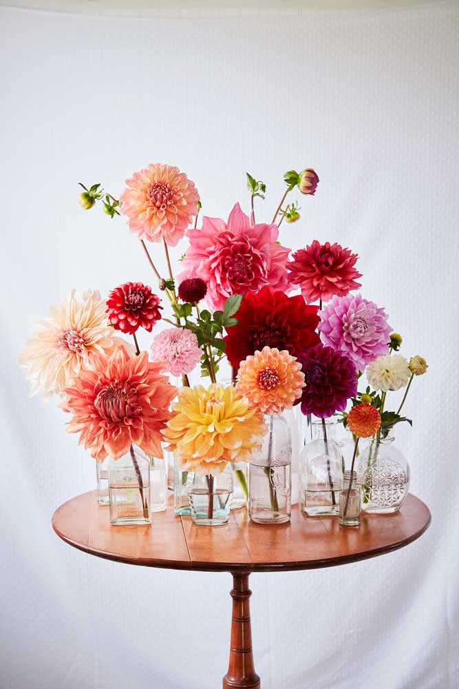 Flores coloridas e de diferentes tipos deixaram esta mesa fantástica.