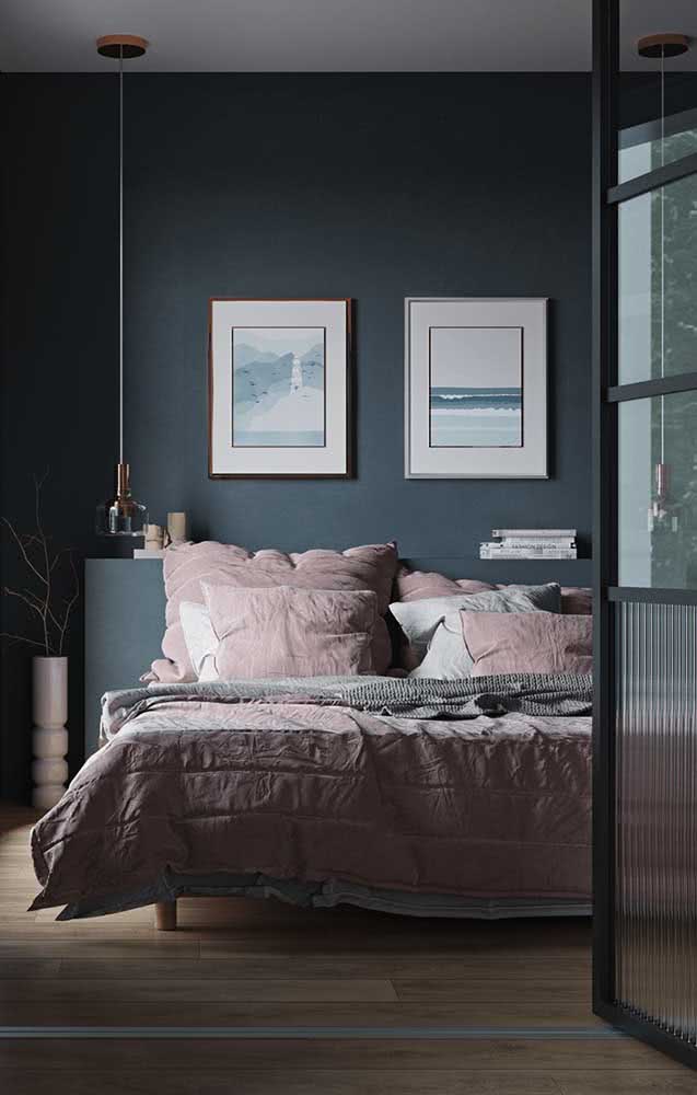 Contraste entre uma cor escura para a parede do quarto e uma roupa de cama mais clara e colorida.