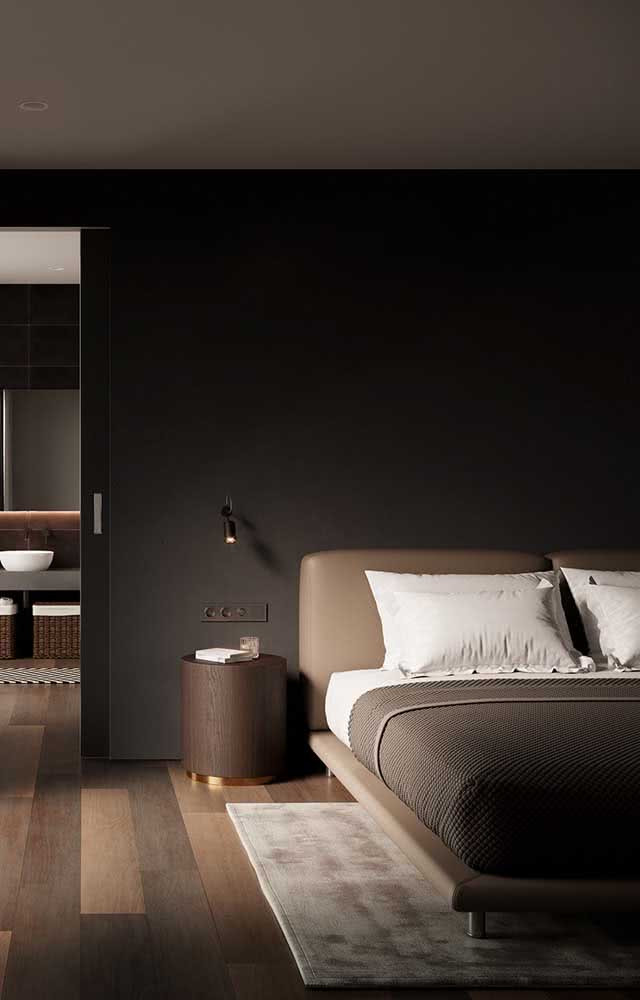 Um quarto sóbrio, intimista e elegante: as cores escuras criam esta sensação.