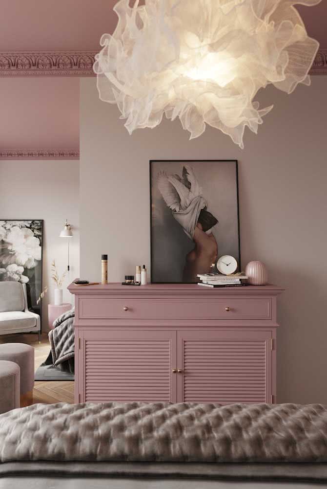 Cabeceira e teto rosa em um quarto charmoso e bem feminino.
