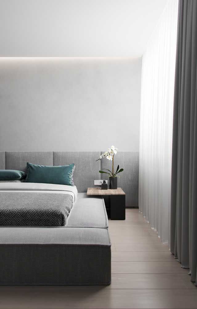 Tudo cinza: aqui não somente a parede, mas a cabeceira, a base da cama e até a cortina recebem a cor.