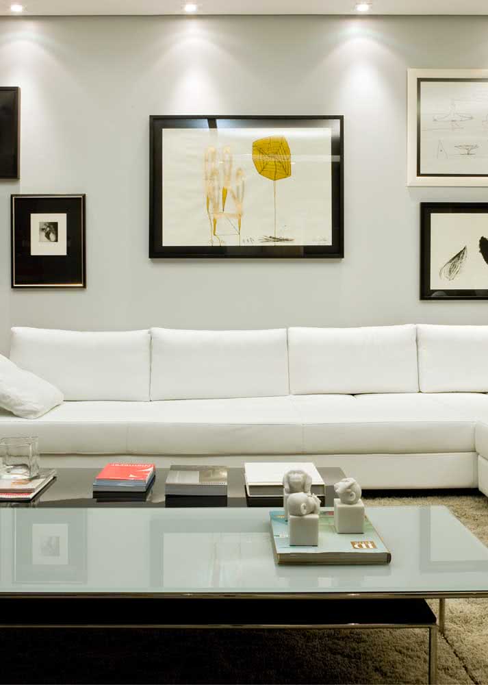 Sofá branco de tecido bem extenso e largo para a sala.