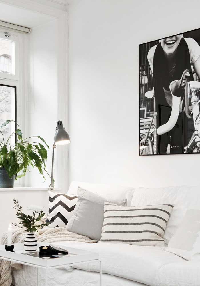 Sofá 2 lugares branco de tecido para sala com decoração preta e branca.