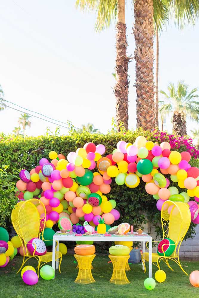 Muitos balões na decoração do jardim para festa tropical.