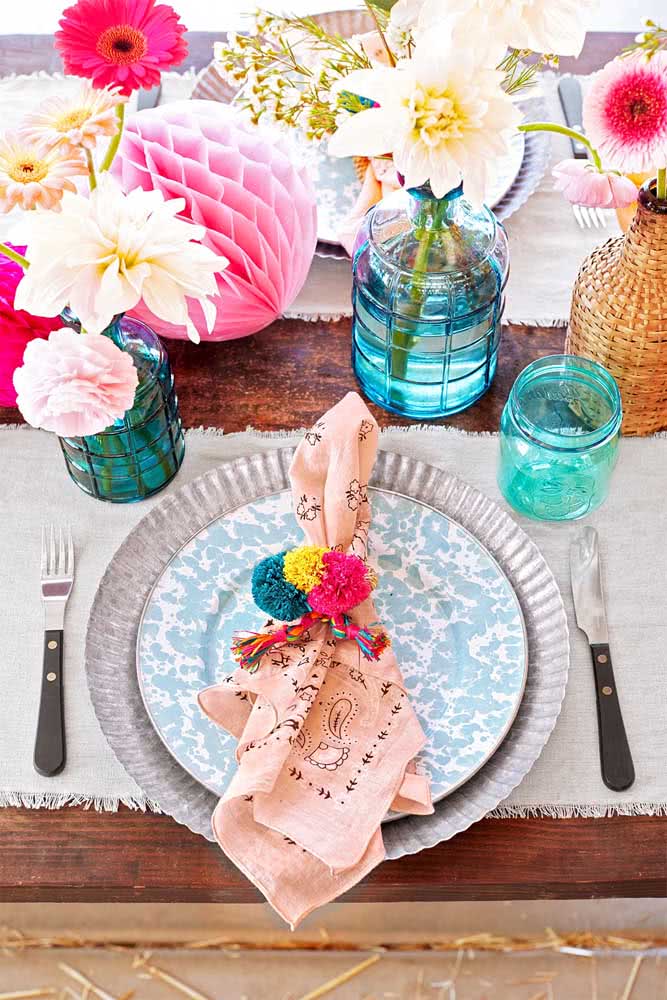 Balão colméia, vasos de flores e pratos personalizados para os convidados.