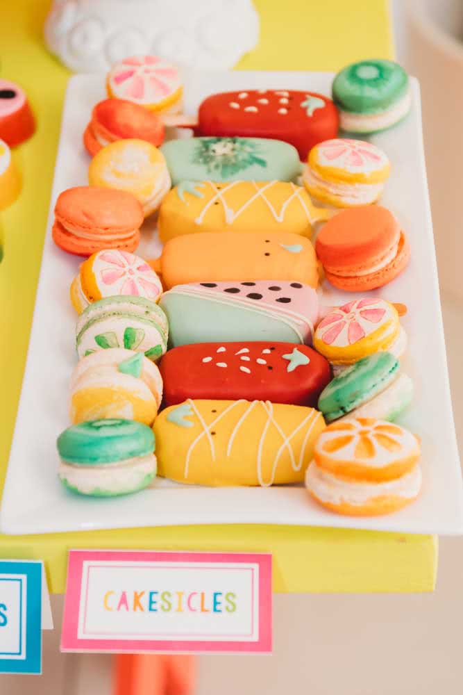 Macarons personalizados e super coloridos para adoçar o tema tropical.
