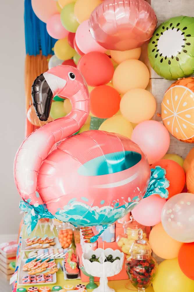 Detalhes dos balões da festa tropical: destaque para o flamingo rosa.