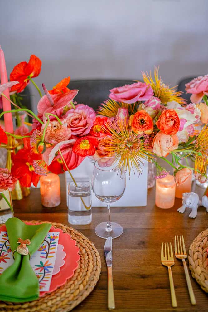 Arranjo de flores belíssimo para mesa de festa tropical.