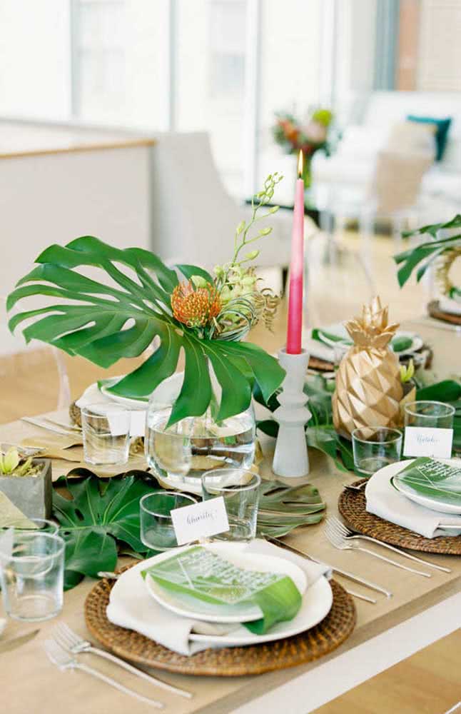 Folhas tropicais para ter uma mesa que remete as plantas.