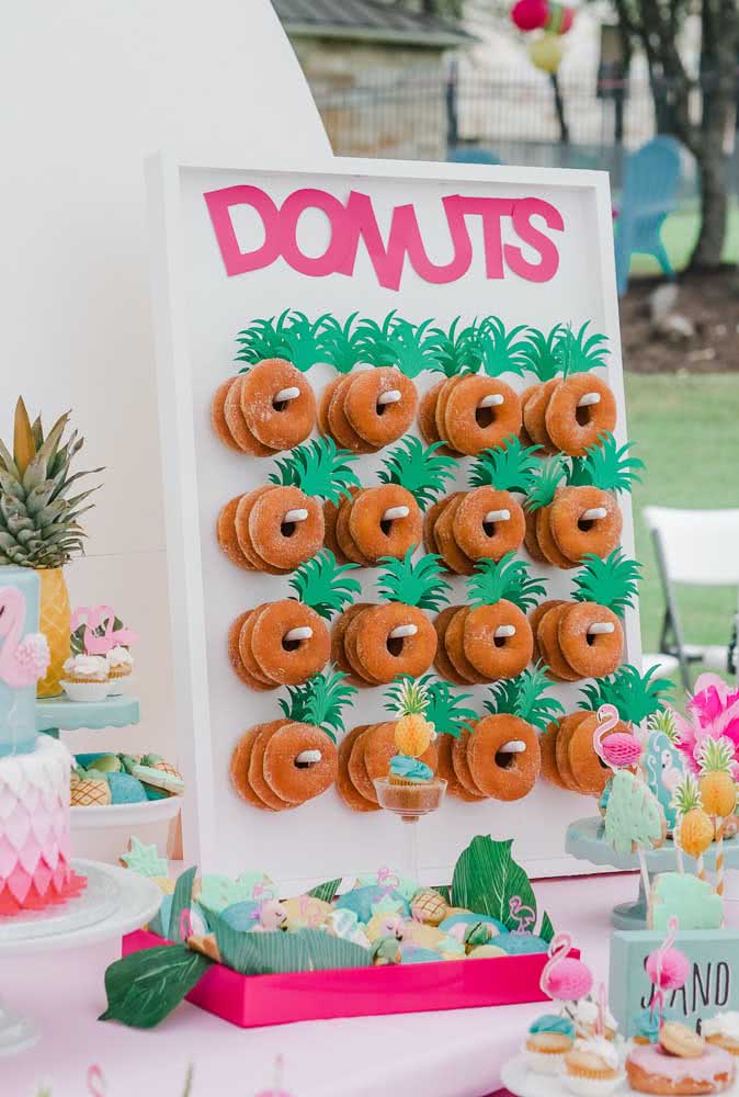 Painel com donuts adocicados para incrementar a mesa da festa tropical.