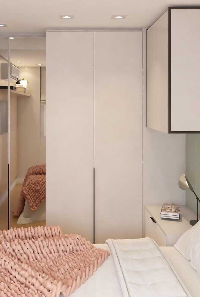 Outra ideia super compacta de quarto de casal com armários brancos.