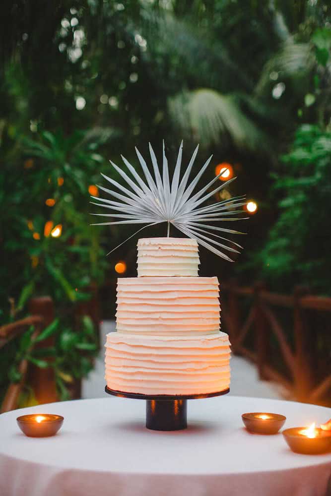 E se você transformar a folha de uma palmeira leque em um topper de bolo criativo?