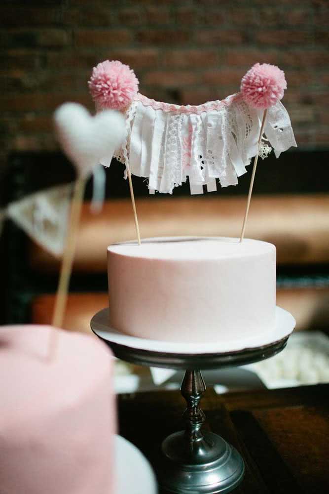 Topper de bolo rosa com detalhes delicados de tiras de renda. Ideal para um bolo de aniversário feminino 