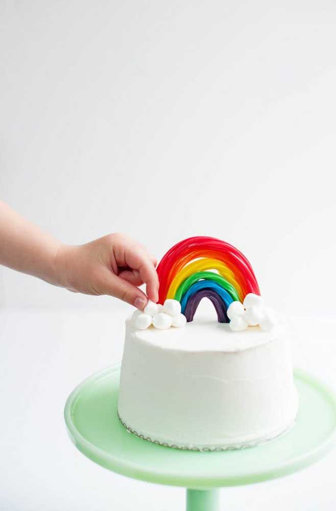 Já aqui, a ideia é transformar balas de gelatina em arco-íris e marshmallows em nuvens