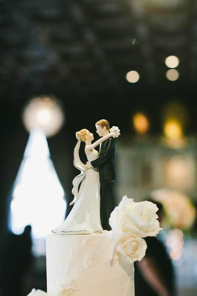 Um clássico topper de bolo de casamento inspirado nos noivos