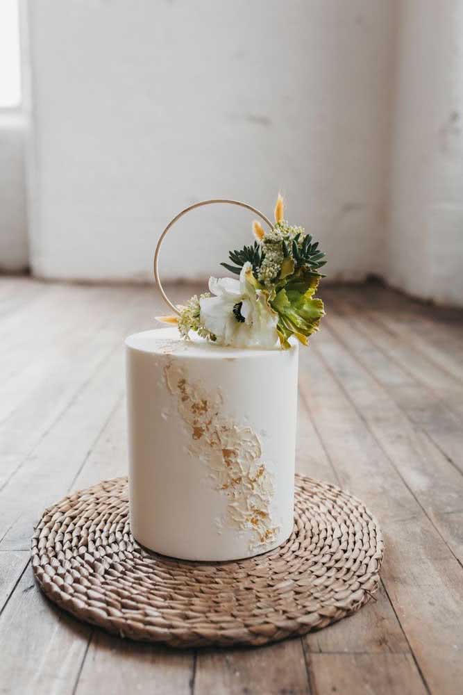 Topper de bolo com flores naturais: ideal para um casamento ou evento sofisticado