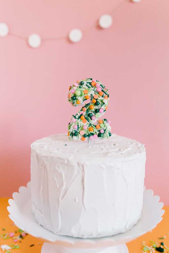 Topper de bolo para aniversário infantil caprichado nos confeites de chocolate