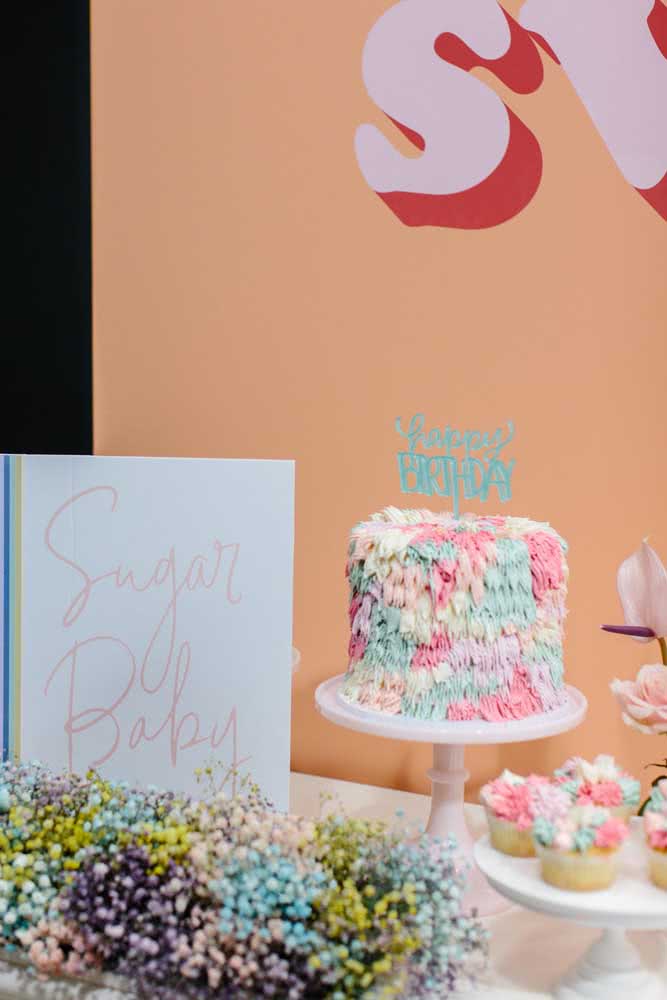 Para um bolo colorido e divertido, um topper de bolo personalizado feito de papel