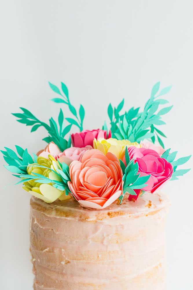 Topper de bolo com flores de papel. Dá para encher o bolo com elas e fica lindo!
